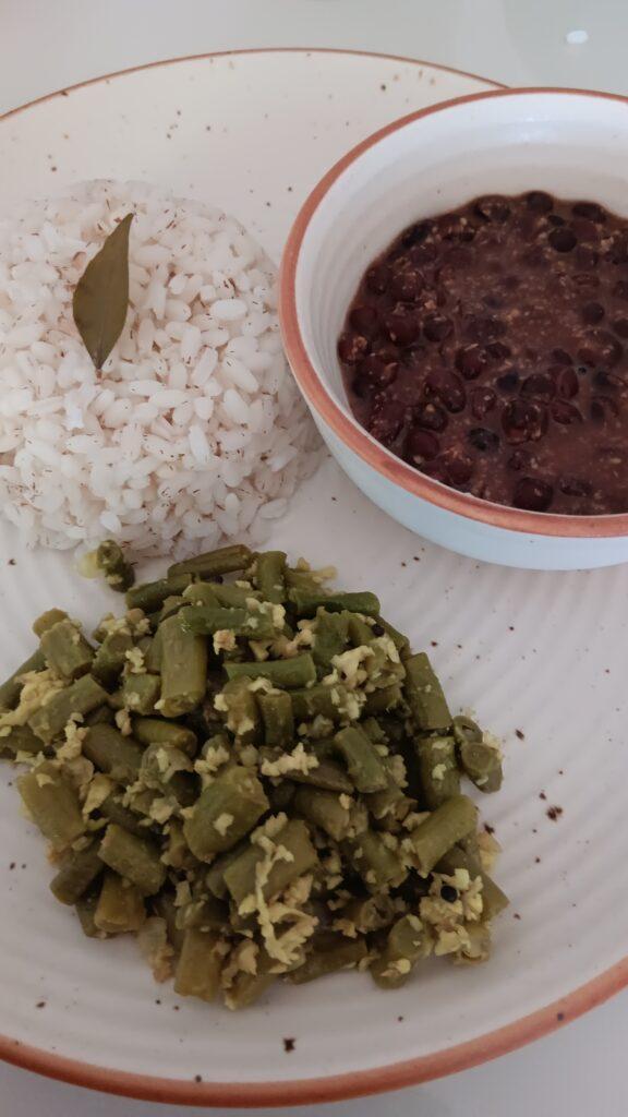 repas ayurvédique, riz, légumes, lentilles, centre ayurvédique Ayurserenity, dans le Kerala, Inde pour cure Panchakarma