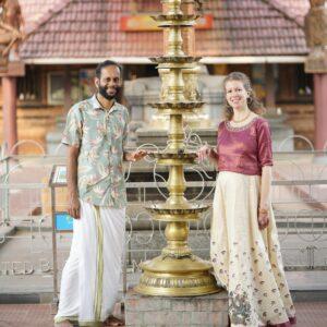 Ratheesh et Marion Chatelain dans un temple, co-fondateurs du centre ayurvédique Ayurserenity, au Kerala, Inde pour cure ayurvédique