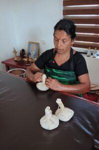 préparation de pochons ayurvédique navarakizhi par une thérapeute ayurvédique, kerala