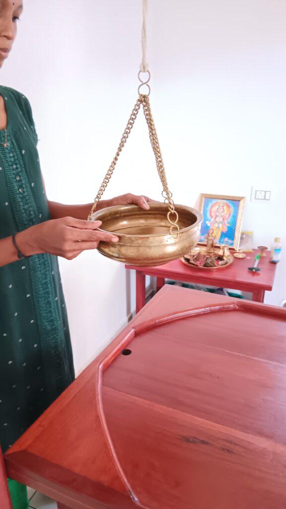 préparation du takra dhara par une thérapeute ayurvédique, kerala