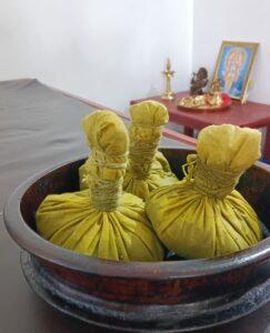 pochons de feuilles ayurvédiques, massage