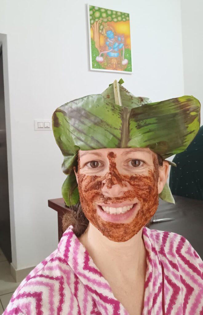 soin du visage ayurvédique et traitement sur la tête thalapothichil