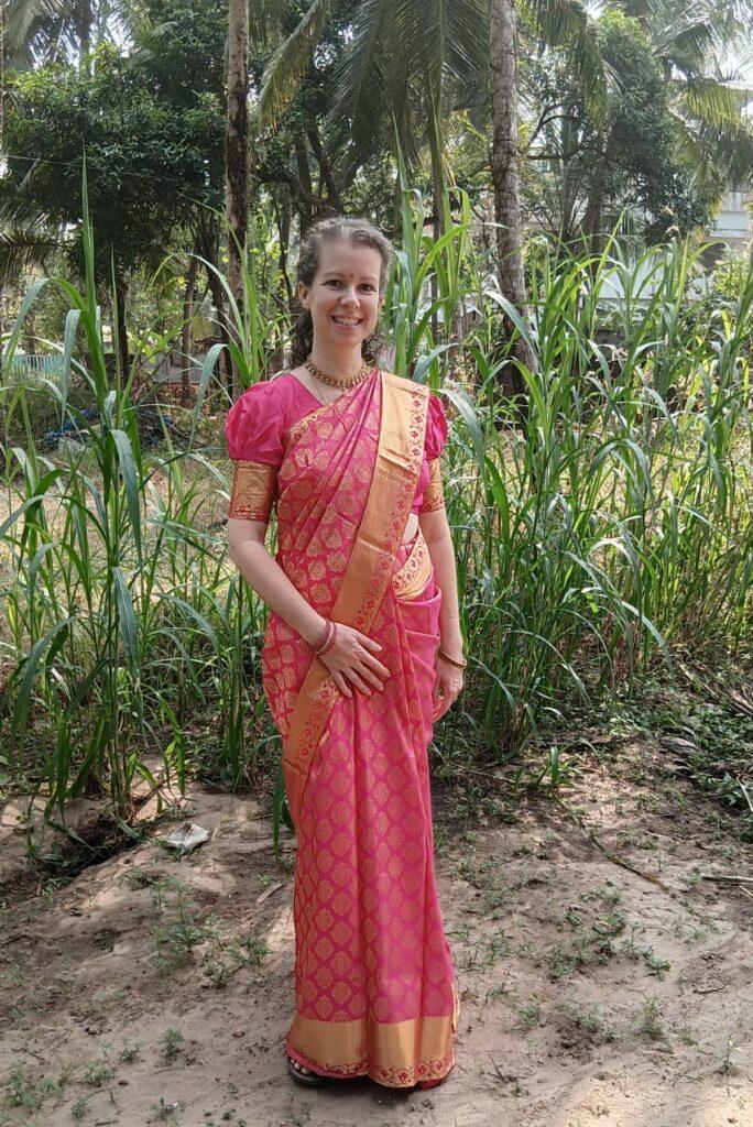 Marion Chatelain, praticienne en ayurveda en sari, dans le Kerala, centre ayurvédique Inde du Sud