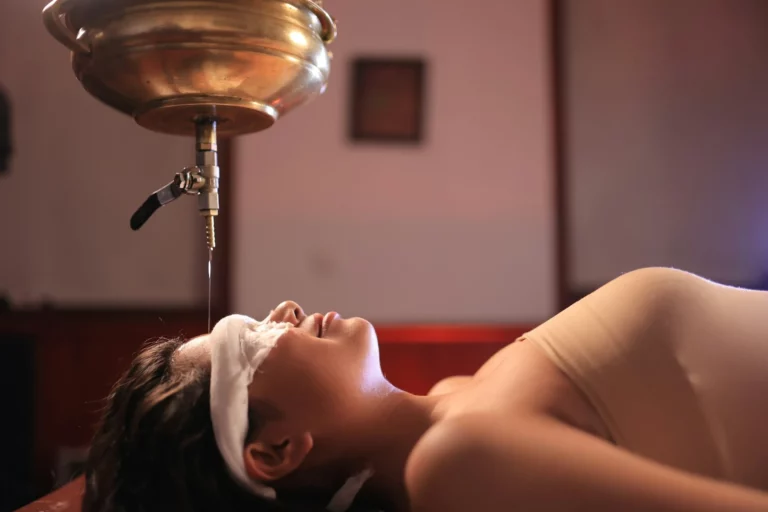 soin ayurvédique, shirodhara, centre de cure ayurvédique au Kerala en Inde