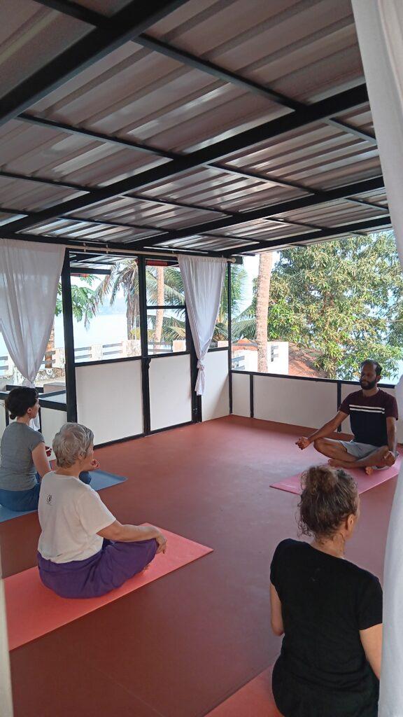 salle de yoga avec professeur de yoga, centre ayurvédique au Kerala, Inde, cure ayurvédique et yoga