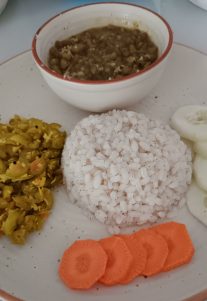 repas ayurvédiques du Kerala, centre ayurvédique ayurserenity : riz, crudités, légumes en curr, légumes frits