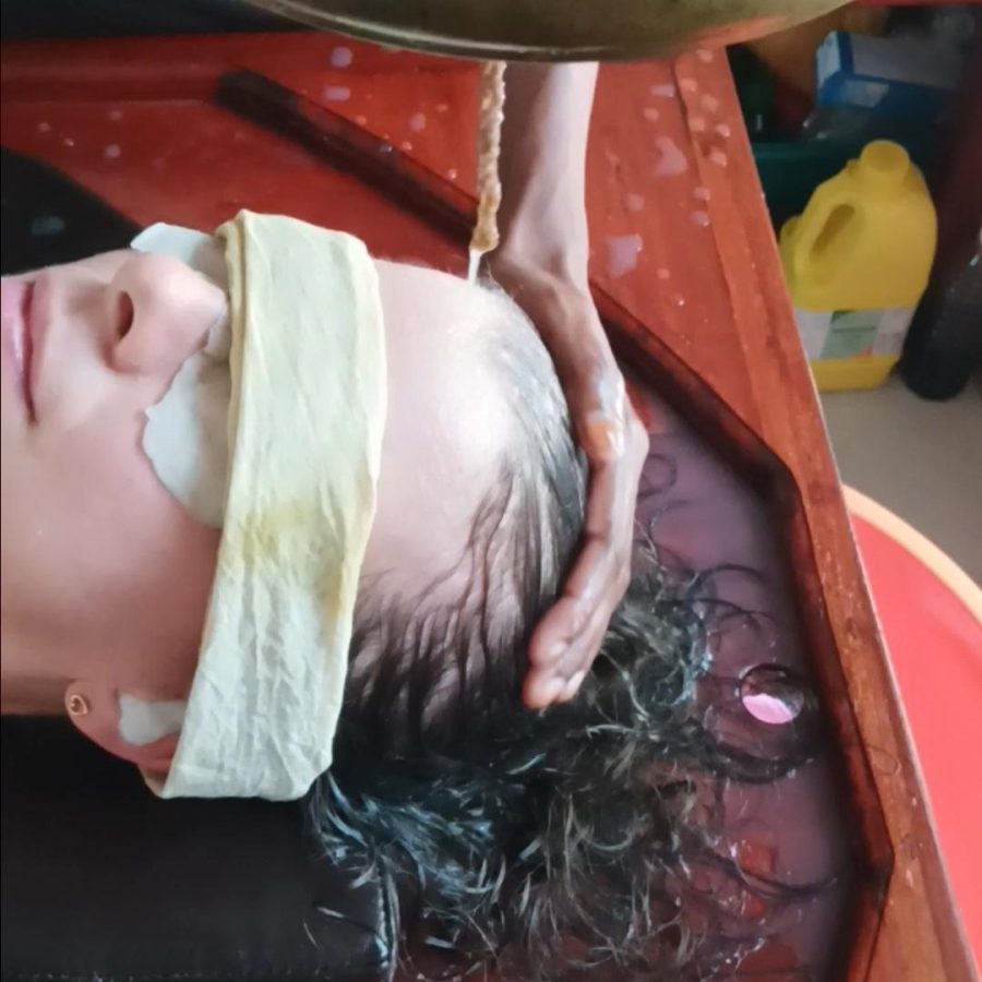 thérapeute ayurvédique, retraite cure ayurvédique Kerala, Inde, massage kashaya dhara sur le front