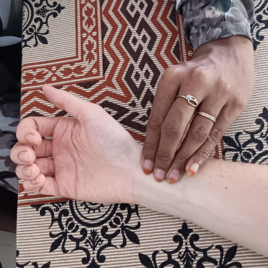 docteur ayurvédique, prise de pouls, retraite cure ayurvédique Kerala, Inde, massage