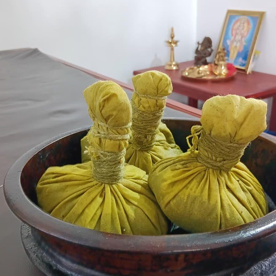 pochons de feuilles ayurvédiques, massage