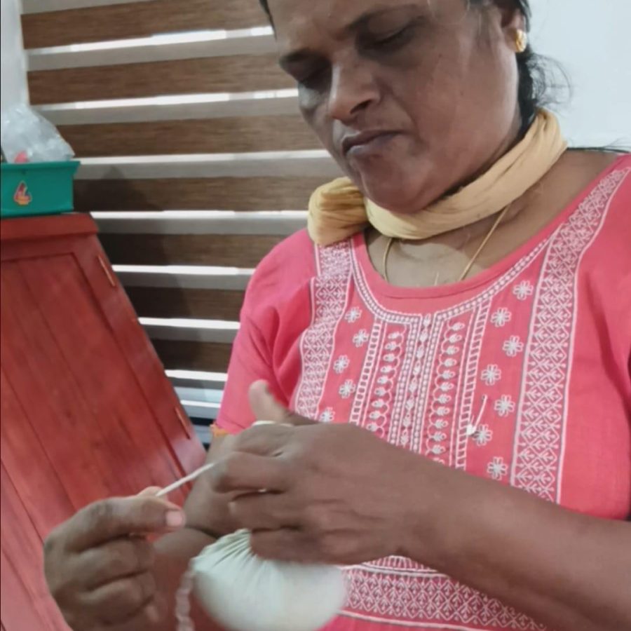 thérapeute en train de préparer un traitement ayurvédique pour traitement, retraite cure ayurvédique Kerala, Inde, massage