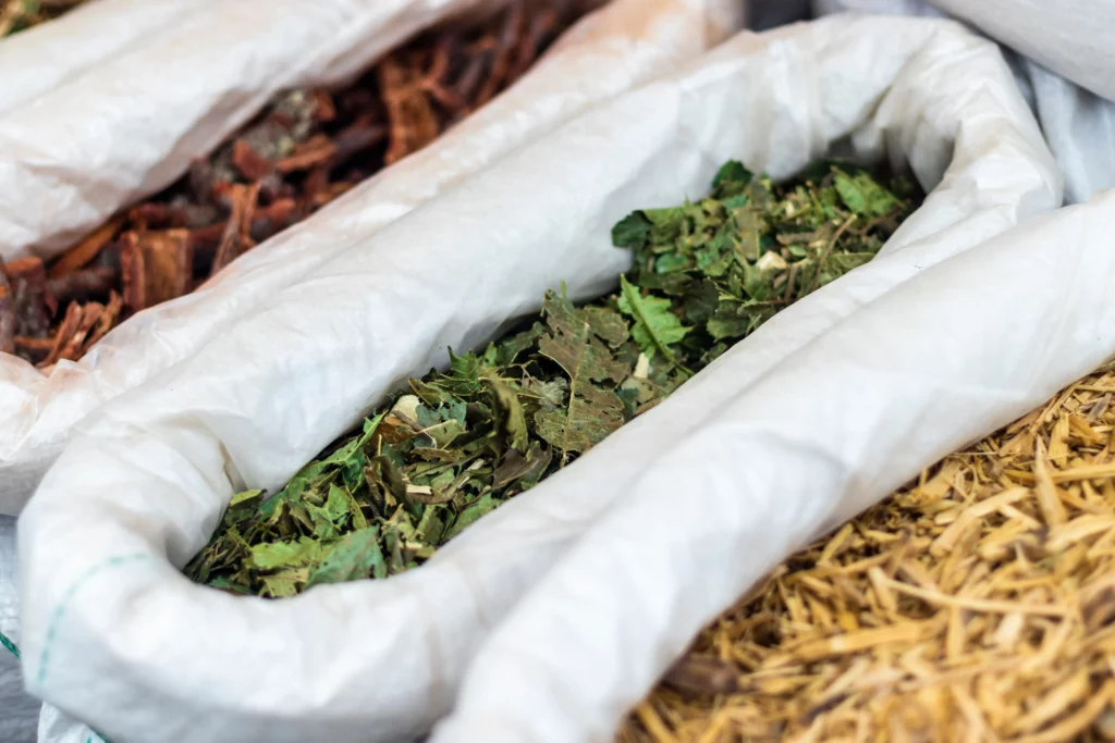 plantes ayurvédiques séchées en sac