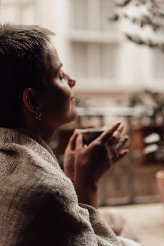 femme prenant son infusion ayurvédique