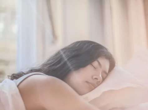 femme allongée dans un lit, illustration troubles du sommeil