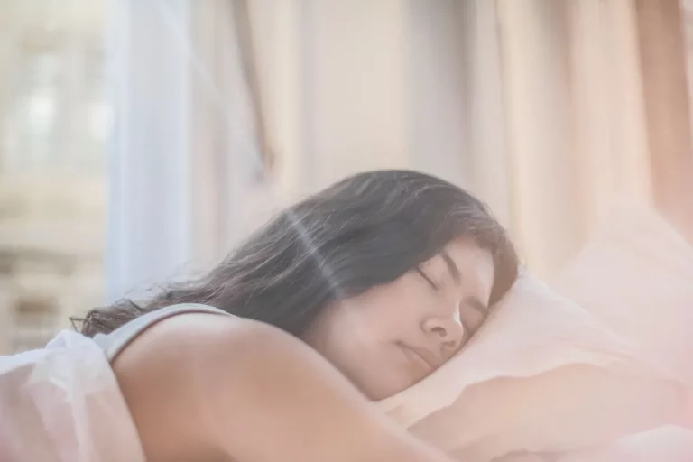 femme allongée dans un lit, illustration troubles du sommeil