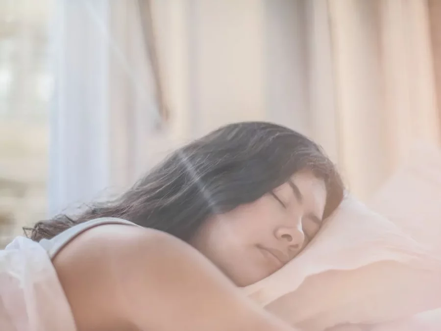 femme allongée dans un lit, illustration troubles du sommeil