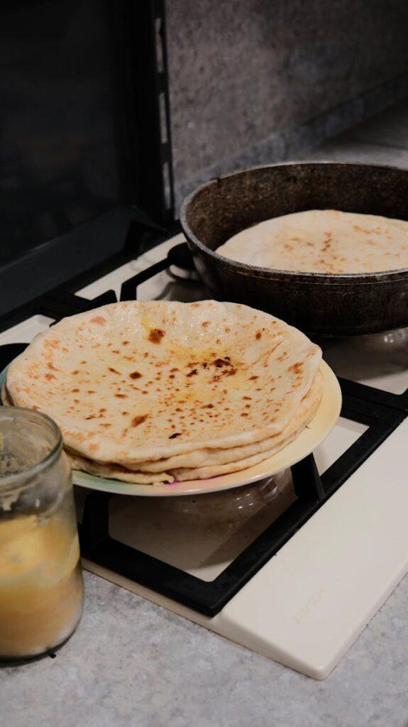 cuisson des chapati indiens avec du ghee